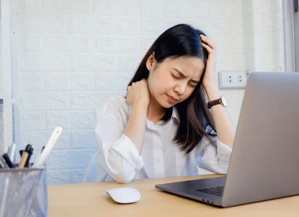 Cách bấm huyệt giảm đau đầu trong 3 phút tại văn phòng